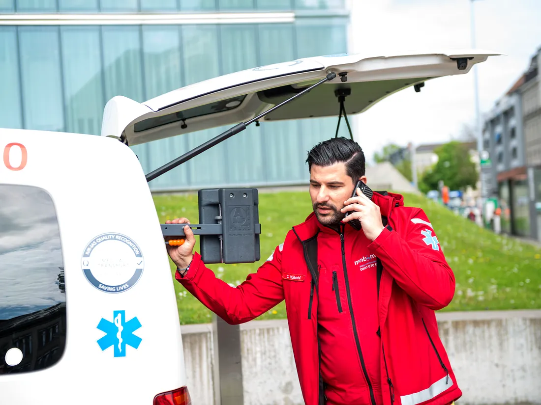 Mitarbeiter von Mobimed nimmt einen Transportauftrag am Telefon entgegen