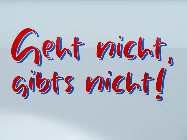 Handschriftlicher Schriftzug «Geht nicht, gibts nicht!» auf einem Fahrzeug von Mobimed