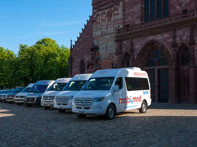 Die Fahrzeugflotte von Mobimed Patiententransport aufgereiht auf dem Münsterplatz in Basel