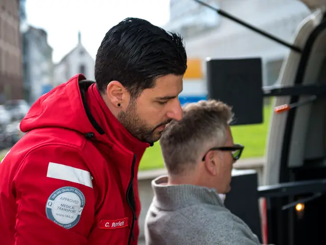 Mitarbeiter von Mobimed spricht mit einem Patienten, bevor dieser ins Fahrzeug einsteigt