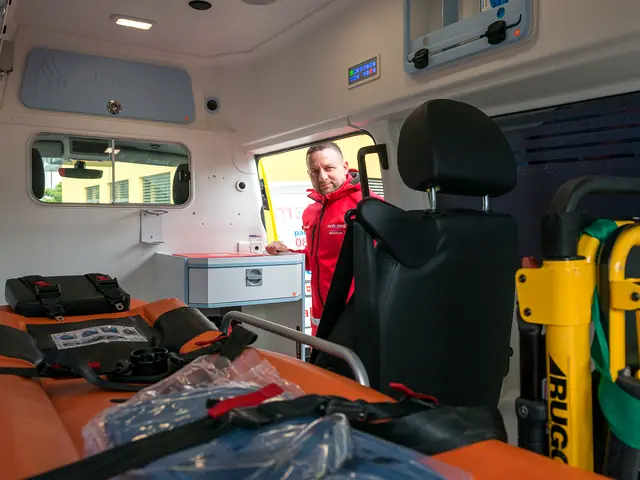 Innenraum eines Mobimed Transportfahrzeugs mit Patiententrage, Tragstuhl und Ausrüstung