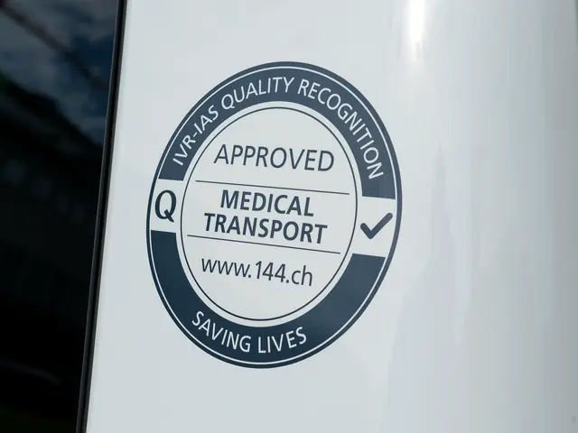 IVR-IAS Qualitätssiegel «Approved Medical Transport» auf einem Fahrzeug von Mobimed Patiententransport