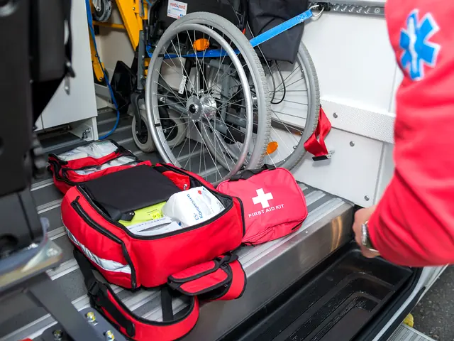 Notfallrucksack und Rollstuhl im Laderaum eines Mobimed Patiententransport-Fahrzeugs