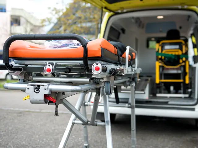 Ausgefahrene Patiententrage am Heck eines Mobimed Transportfahrzeugs in Basel