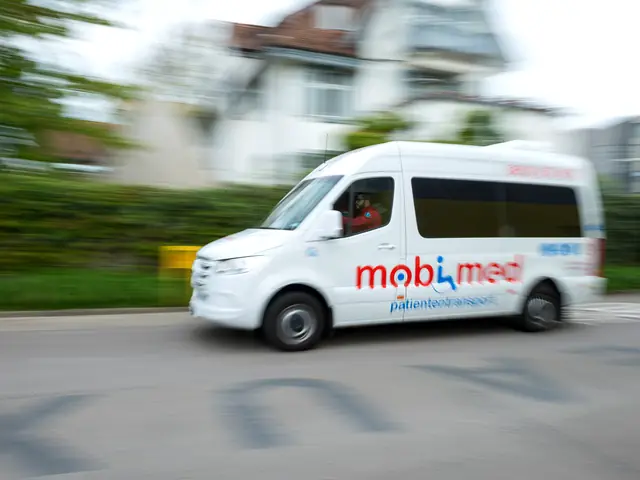 Fahrzeug von Mobimed Patiententransport unterwegs auf einer Strasse in Basel