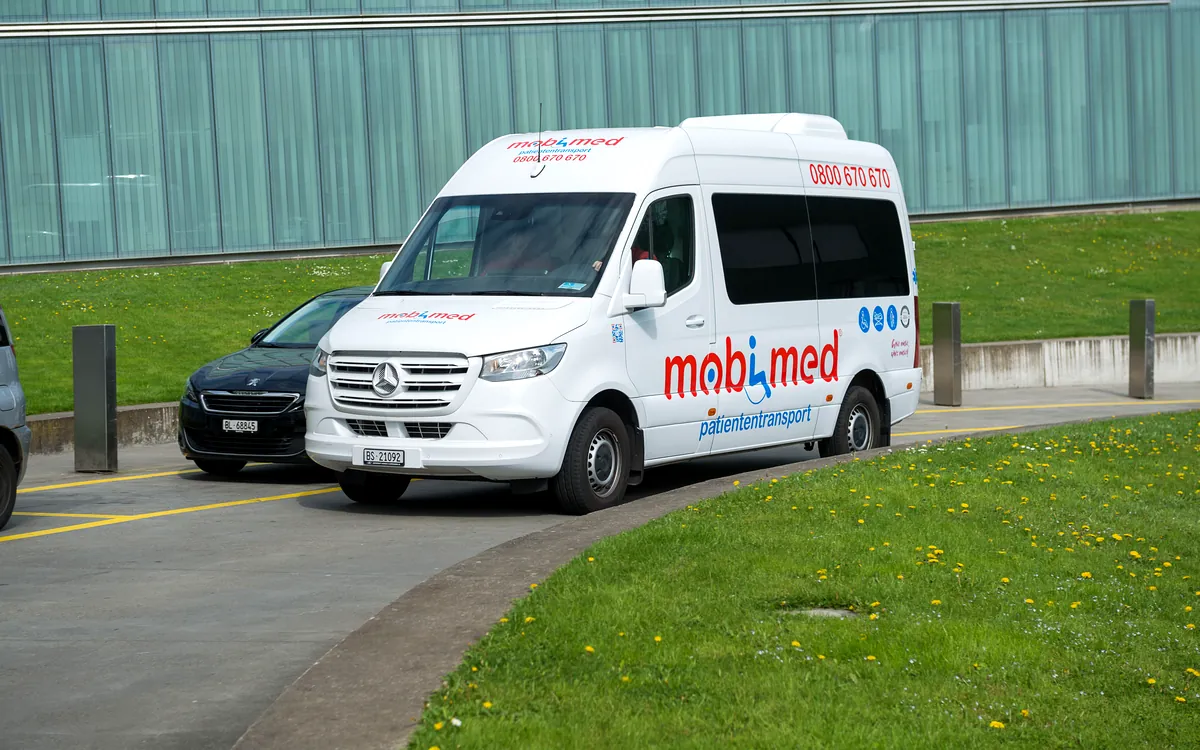 Fahrzeug von Mobimed Patiententransport bereit zur Abfahrt in Basel