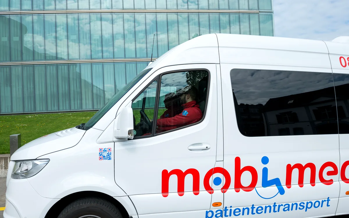 Rollstuhltaxi von Mobimed vor dem Universitätsspital Basel