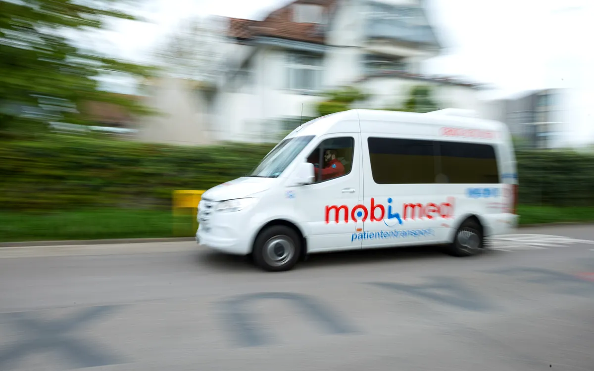 Fahrzeug von Mobimed Patiententransport unterwegs auf der Strasse