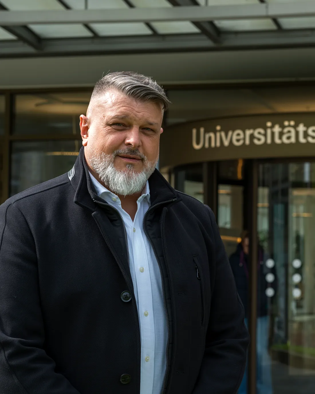 Goran Jovic, Geschäftsführer von Mobimed Patiententransport, vor dem Universitätsspital Basel