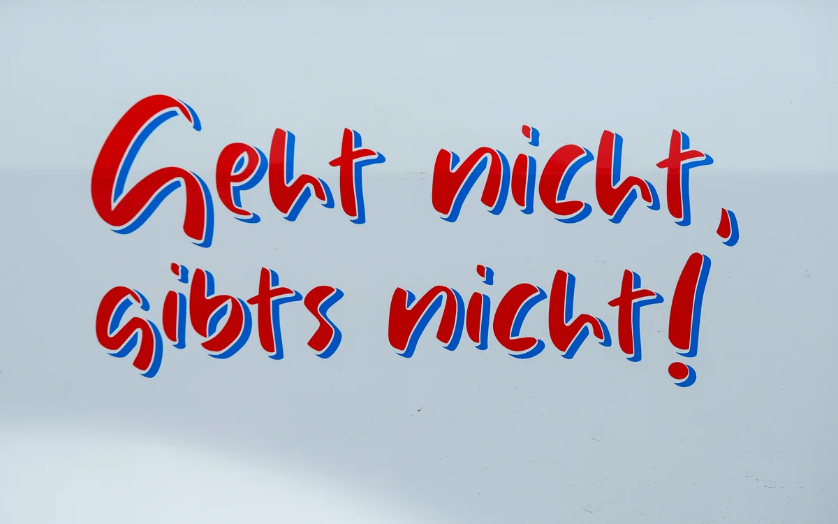 Schriftzug «Geht nicht, gibts nicht!» auf einem Fahrzeug von Mobimed