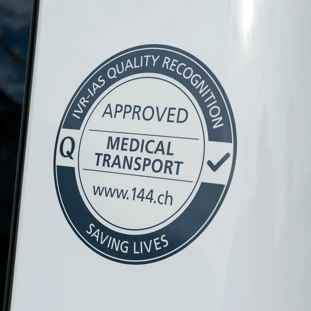 IVR-IAS Quality Recognition «Approved Medical Transport» auf einem Fahrzeug von Mobimed