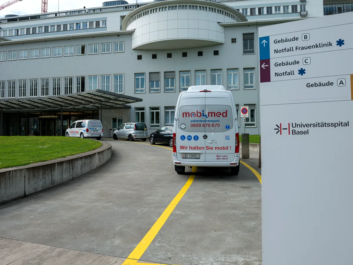 Fahrzeuge von Mobimed auf dem Areal des Universitätsspitals Basel