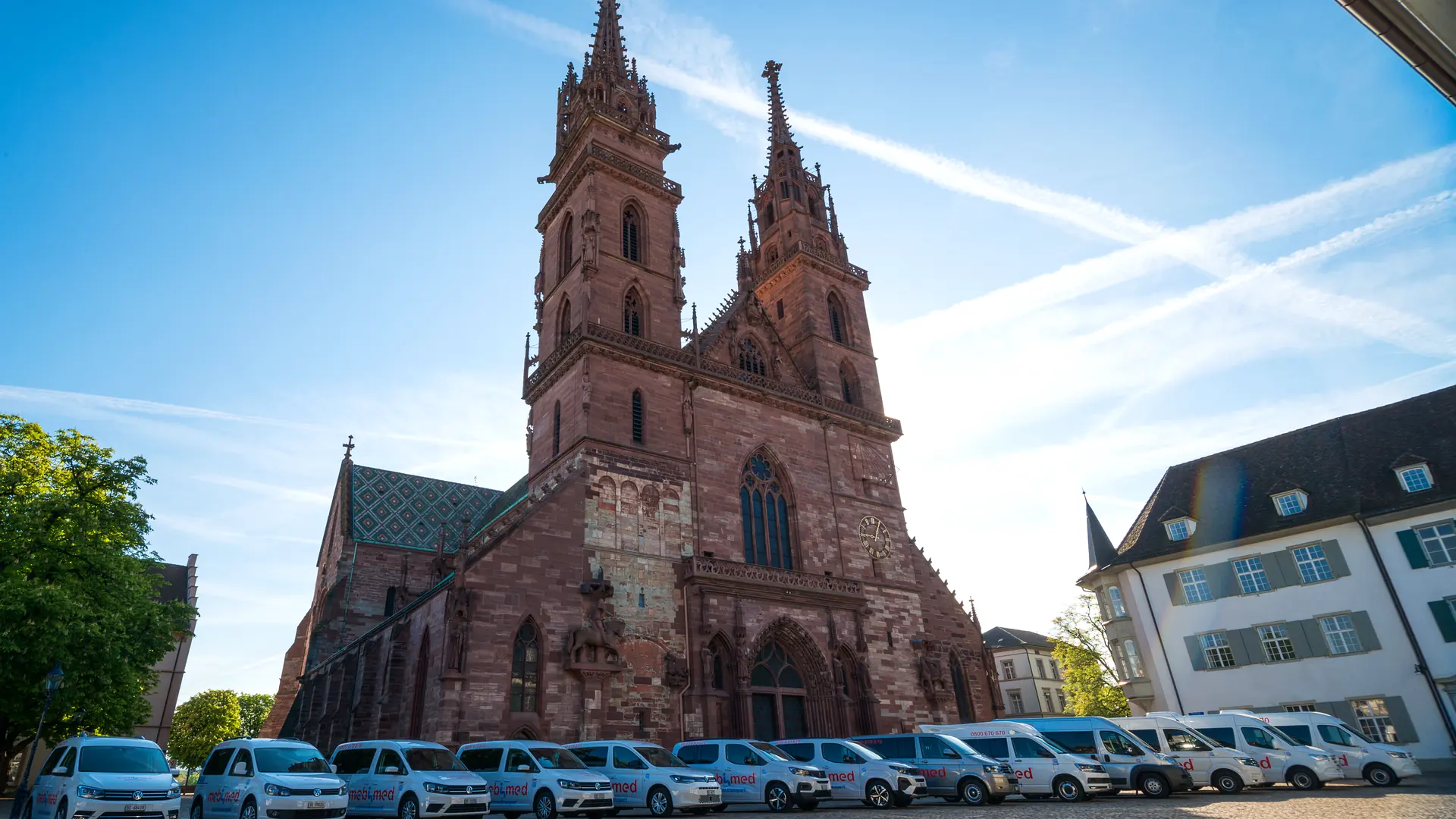 Die Fahrzeugflotte von Mobimed Patiententransport auf dem Münsterplatz in Basel